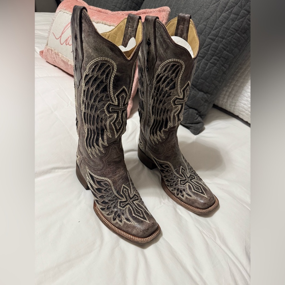Brown Western Heeled Boots with Embroidered Design